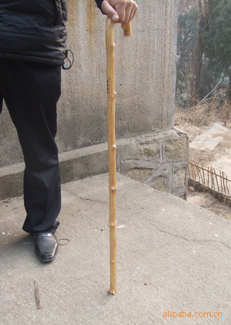 藤木拐杖用泰山的木料加工的拐杖,泰山盘龙杖,泰山寿星杖,是老人,旅游