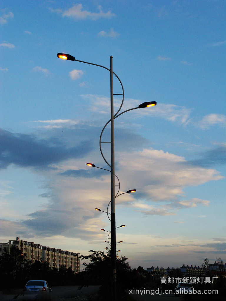 热销产品 公司生产供应 优质环保节能路灯 简洁高杆道路灯