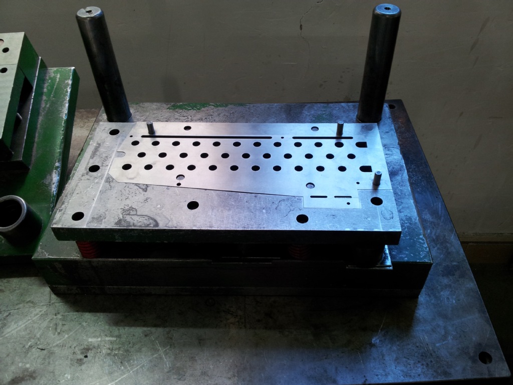 供应空调换热器钣金端板模钣金模具冲孔落料模具翻边成型模具