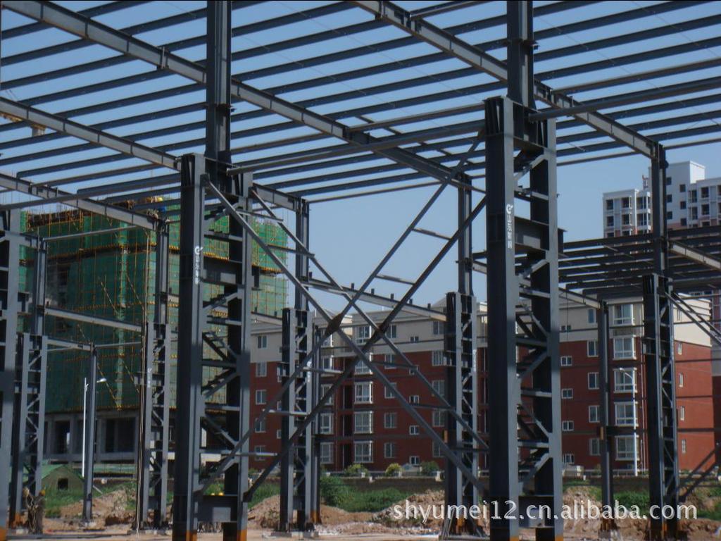 包括钢柱子,钢梁,钢结构基础,钢屋架(当然厂房的跨度比较大,基本现在