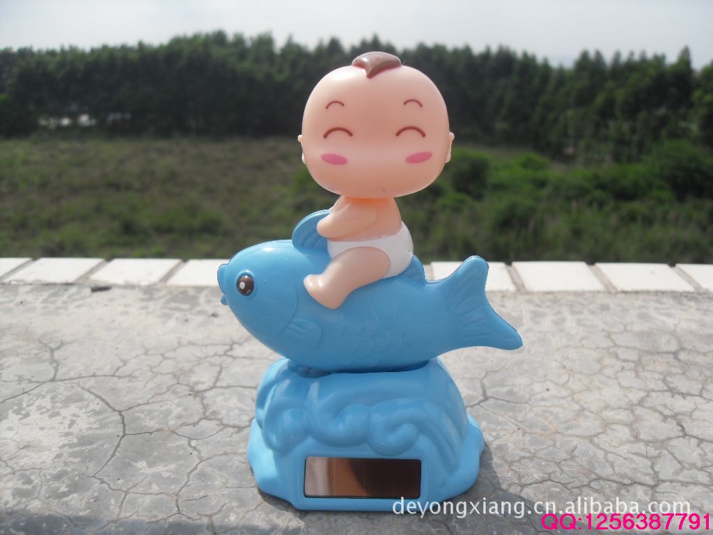 热销太阳能鱼跃龙门 车用摇头娃娃 骑鱼公仔 汽车饰品