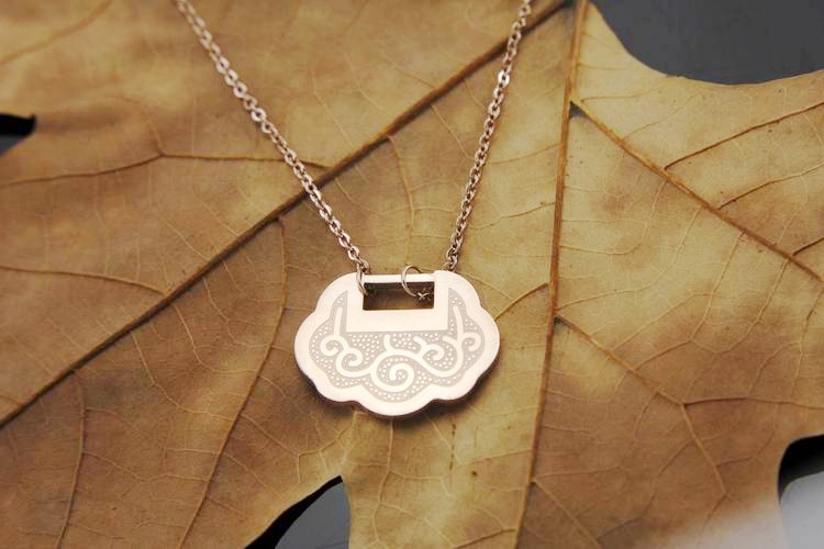 钛钢镀14k玫瑰金彩金浮雕花纹四季平安锁短女款锁骨链项链 正品