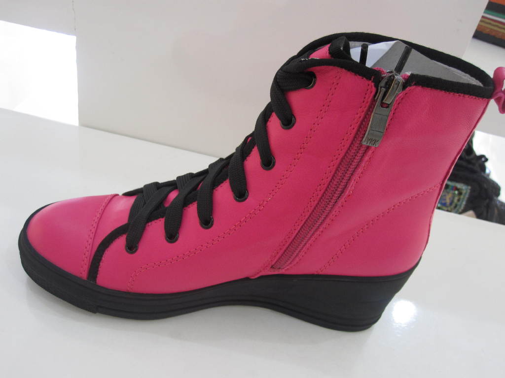 供应2012年冷月新款真皮时尚高档坡跟休闲板鞋