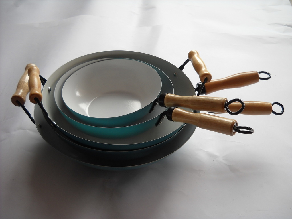 &nbsp; 本产品由冷轧钢板制作而成, 外涂不粘涂料, 原木手柄.