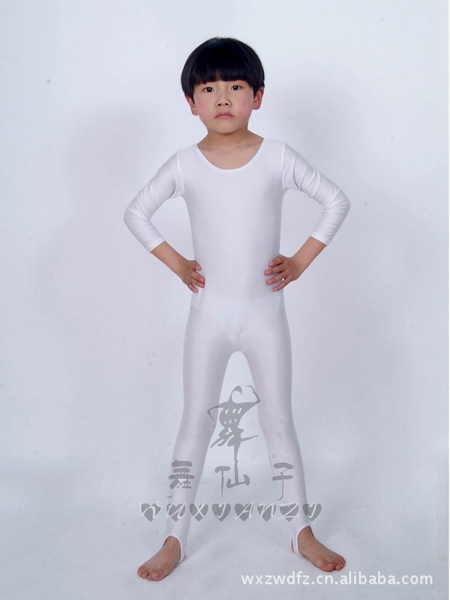 小男孩穿白色连体服图片