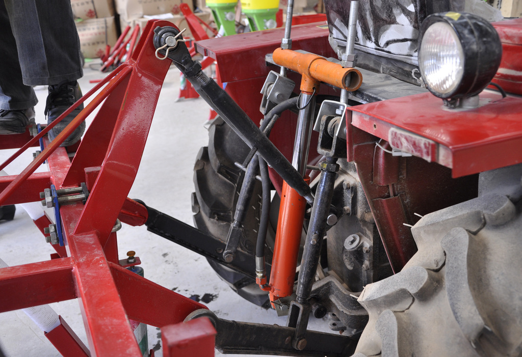 新型农用拖拉机液压升降器