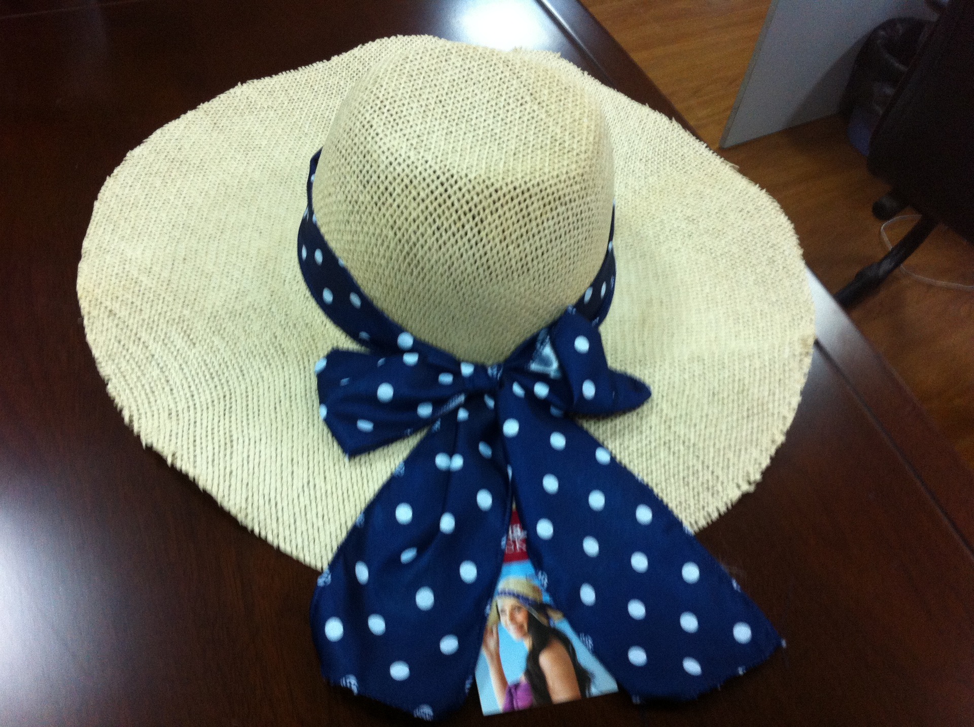 类别:大边帽 品牌:victoria 加工定制:是 材质:纸 摆挂形式:纸帽子