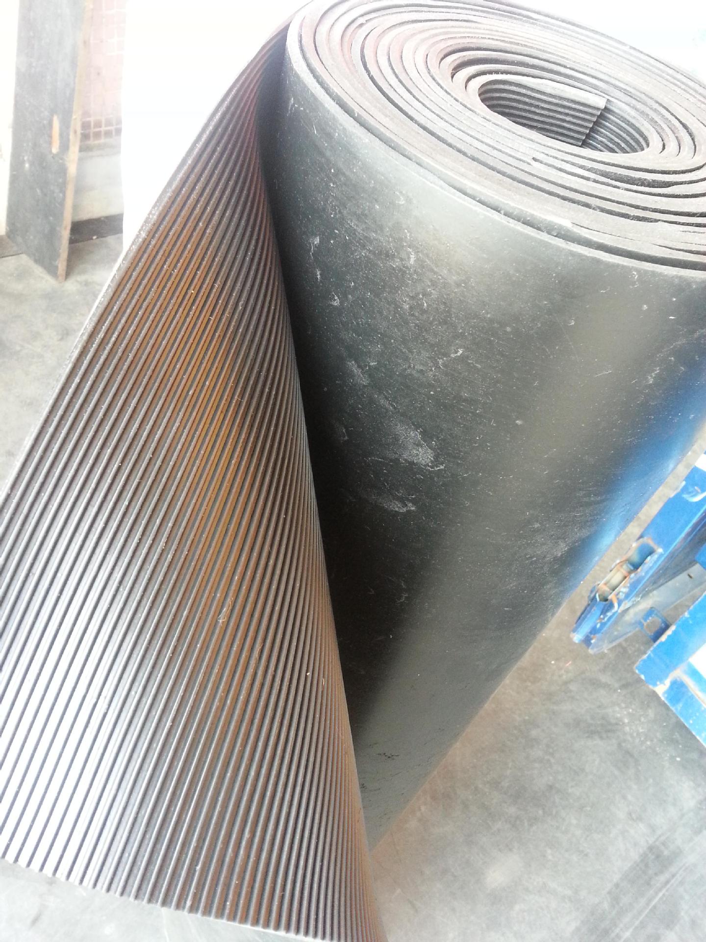 带楞条纹橡胶板防滑橡胶板橡胶垫工业橡胶板厂家直销