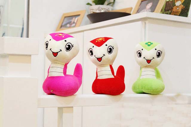 批发 蛇年吉祥物 蛇宝宝毛绒玩具小号蛇公仔 带吸盘