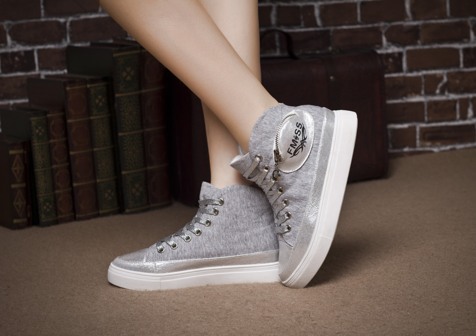 高帮板鞋女韩版潮流春秋休闲鞋平底时尚运动鞋系带帆布鞋