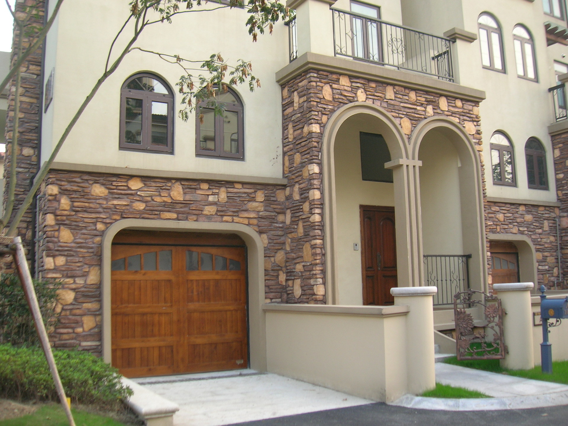 全实木翻板车库门图片_5