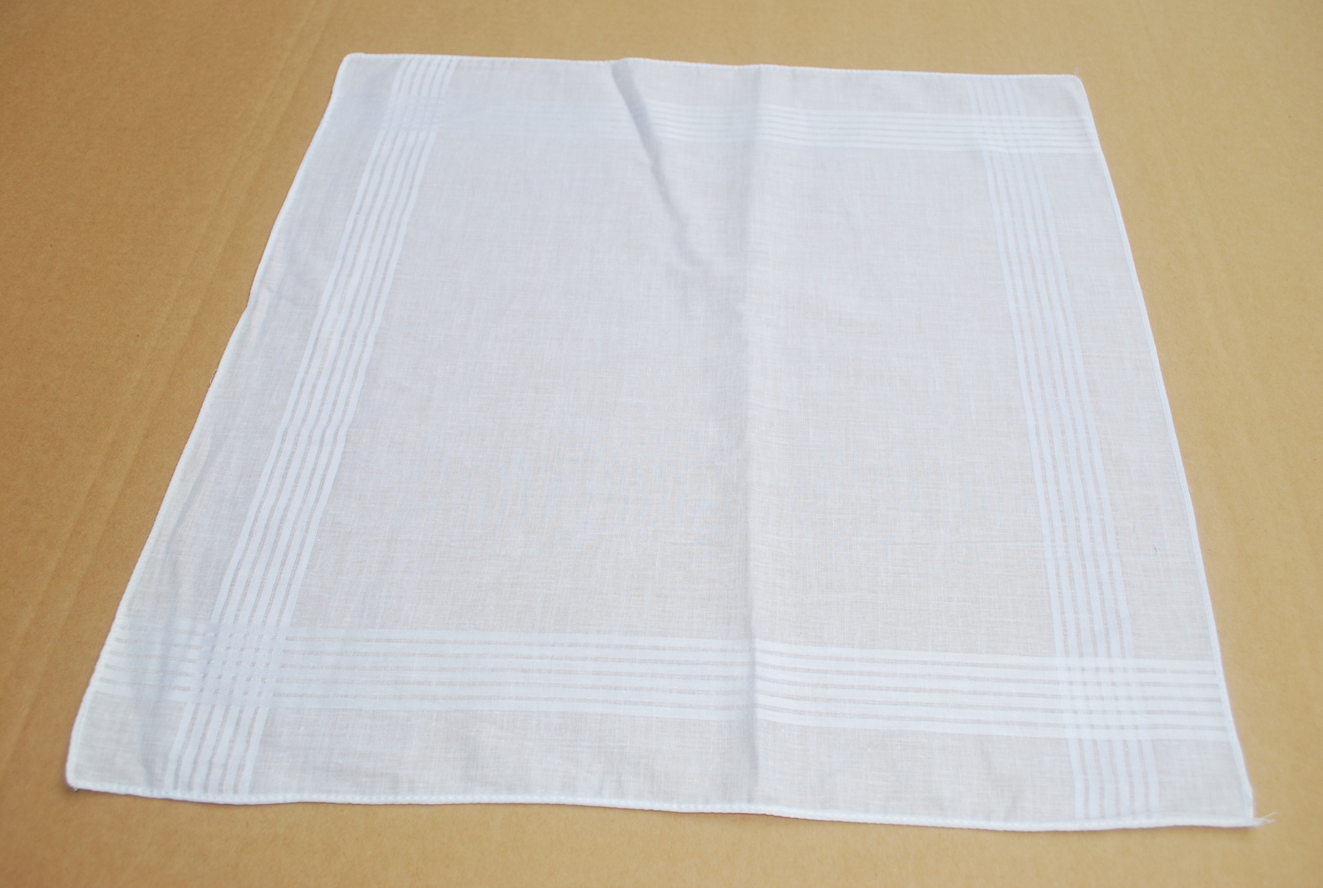 生产男款白色缎纹盒装手帕,厂家直销,出口欧美,欢迎前来定做