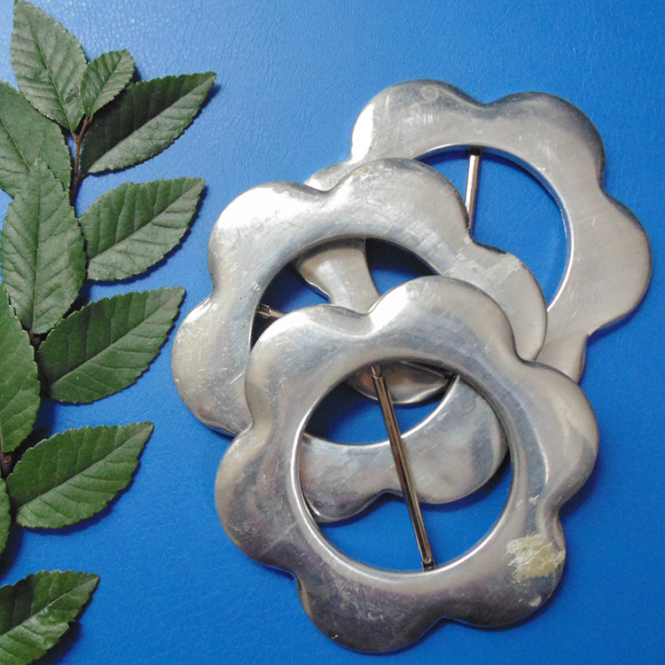 形 结构: 布包或皮包 花色: 镶嵌 品牌: 中华金属 货号: 5公分梅花扣