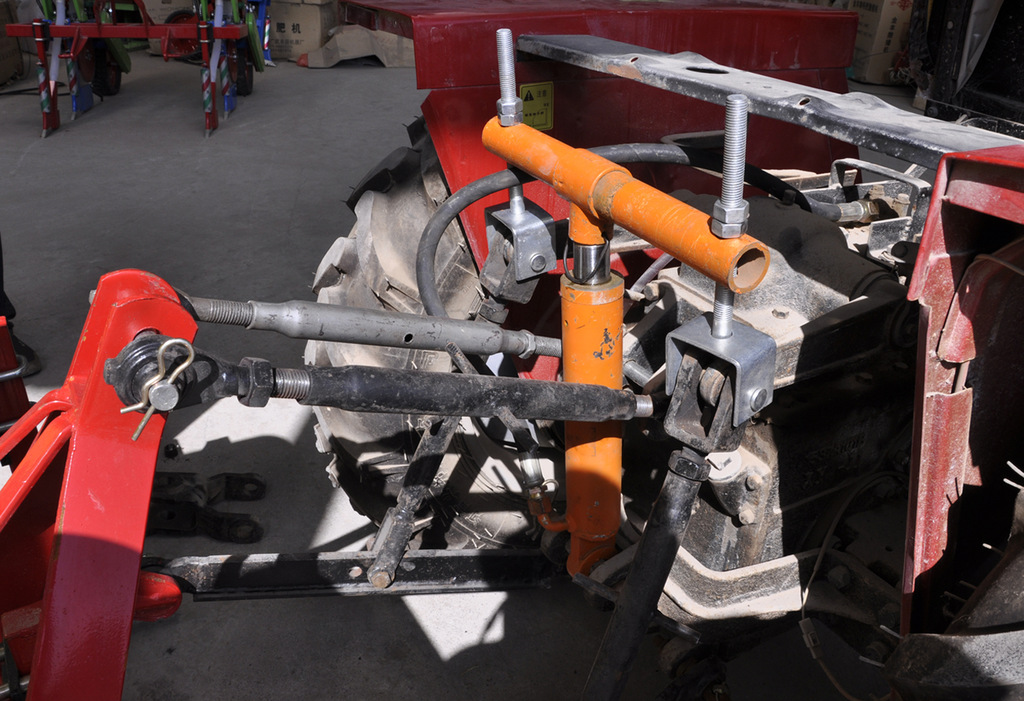 新型农用拖拉机液压升降器