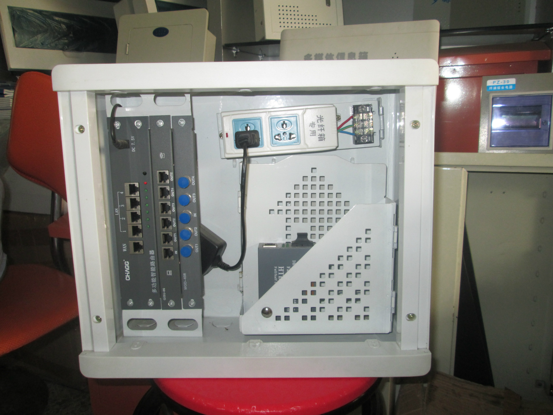 厂家大量供应)成套光纤入户信息箱fttx-t2/4u35x30x12