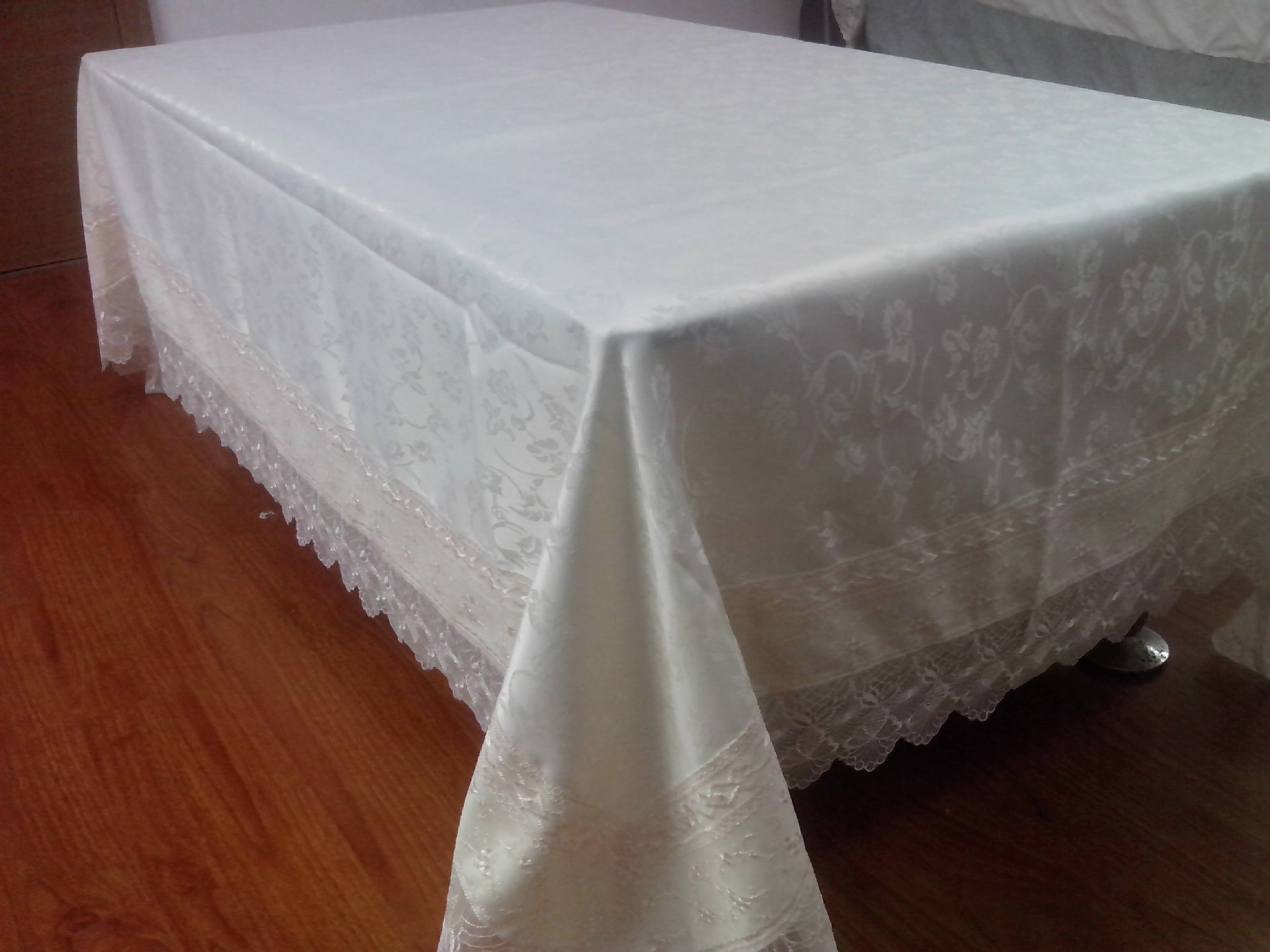 新款高档水溶提花贡缎桌布台布厂家直销小额批发