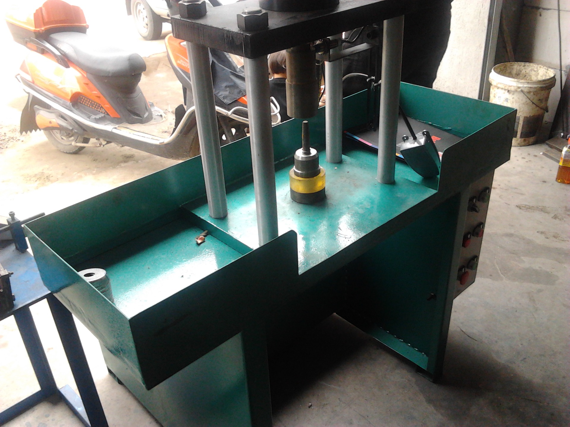 钢丝轮设备/钢丝轮机器/钢丝轮机械修边机/钢丝轮液压机