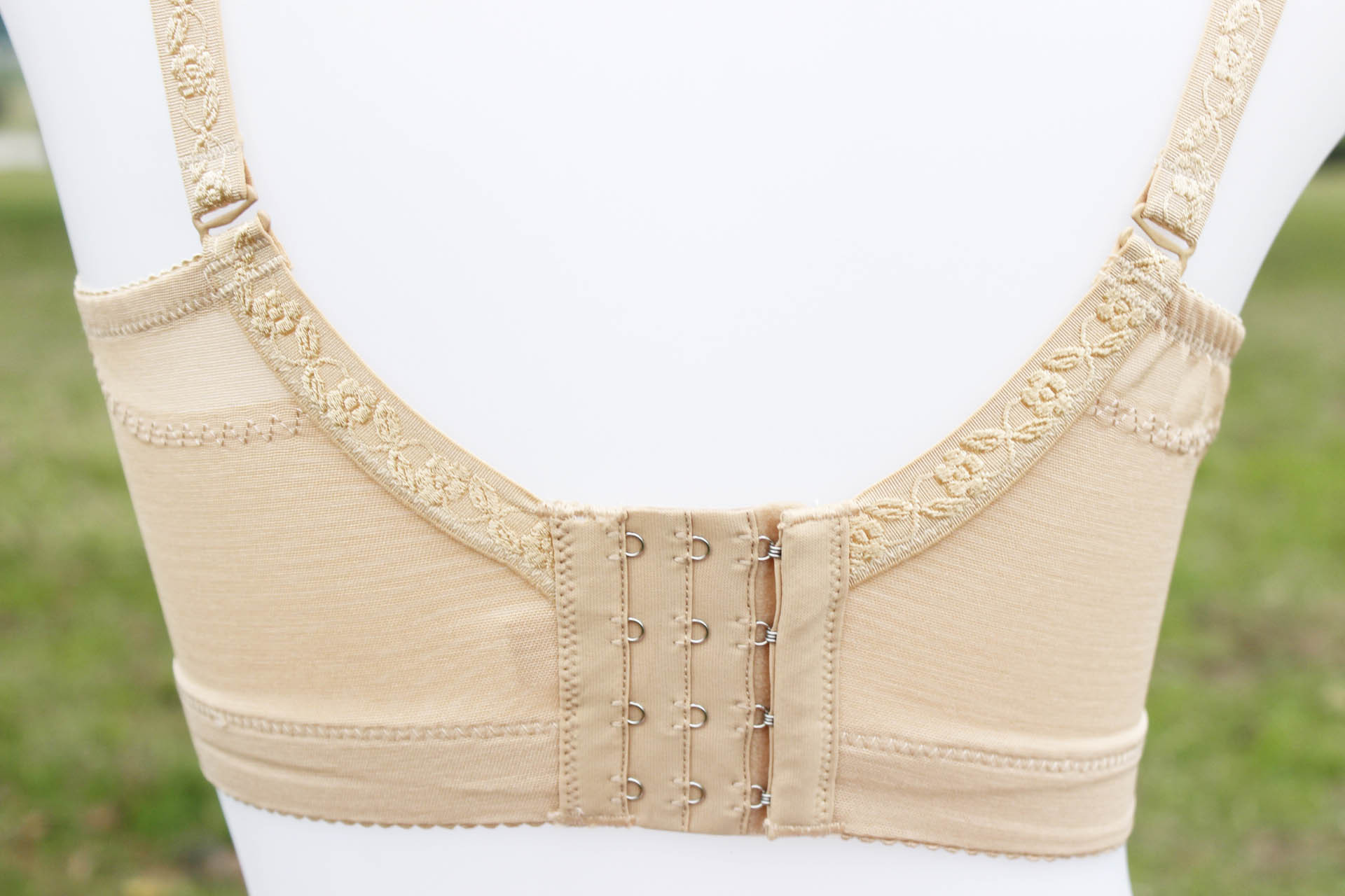 品牌正品精美刺绣加厚四排扣b杯调整型文胸