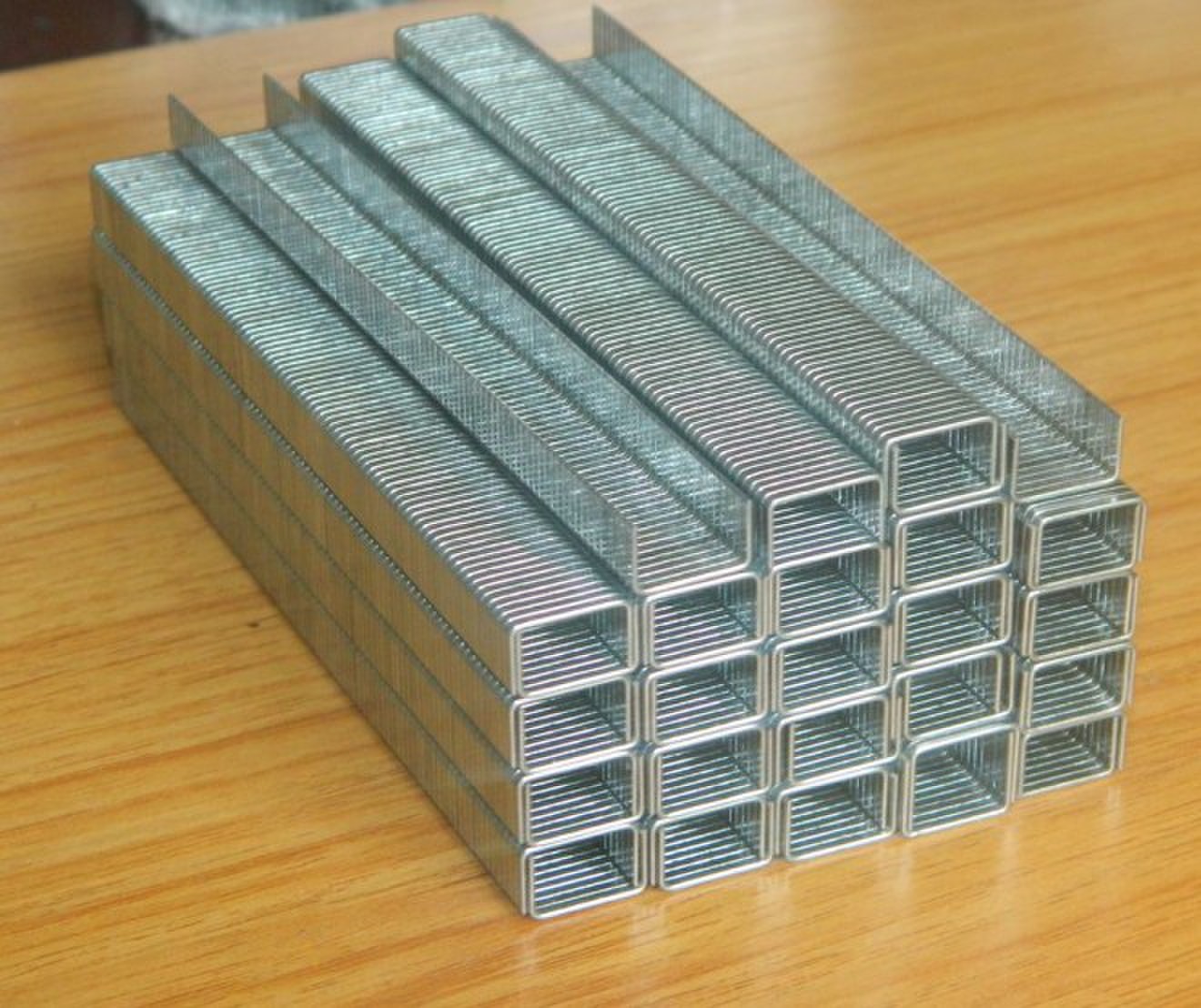 自产自销富源牌画材生产专用标准1010j码钉每盒5000支欢迎选购