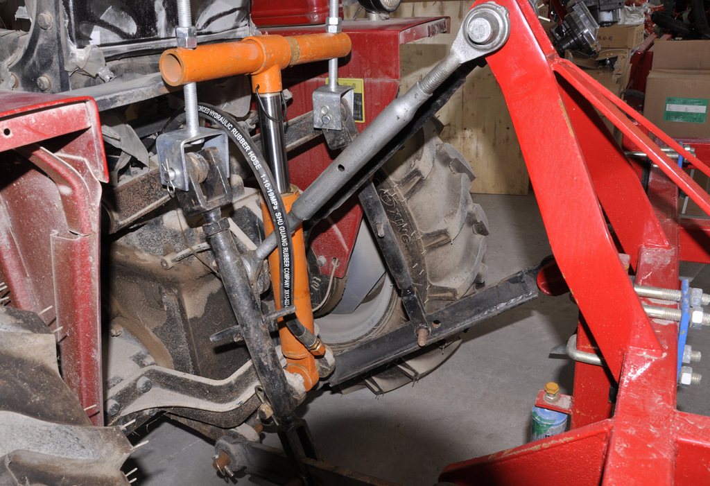 新型农用拖拉机液压升降器