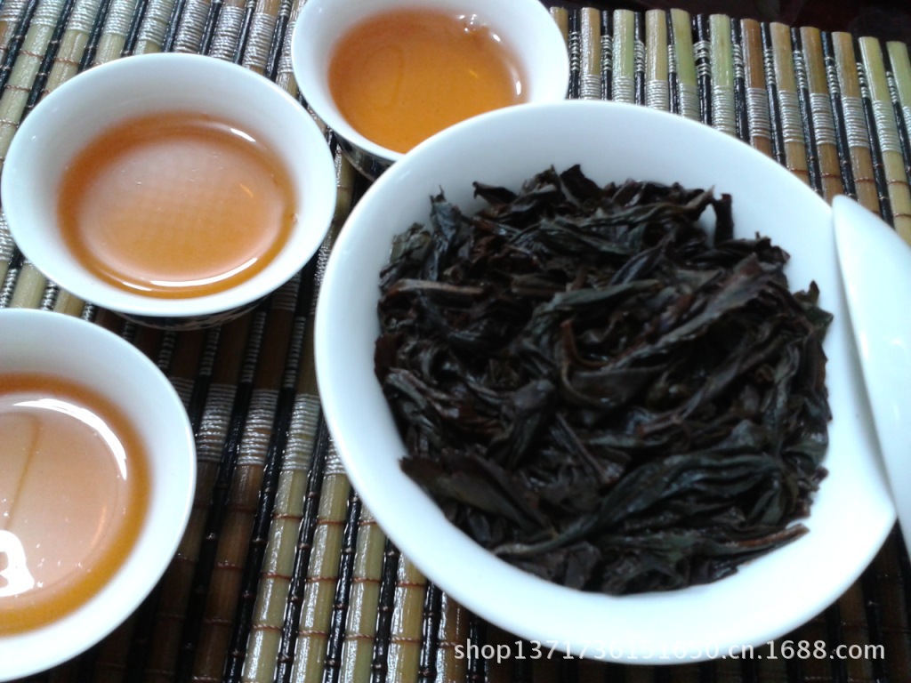 满庭芳茗茶:武夷山大红袍汤色橙.