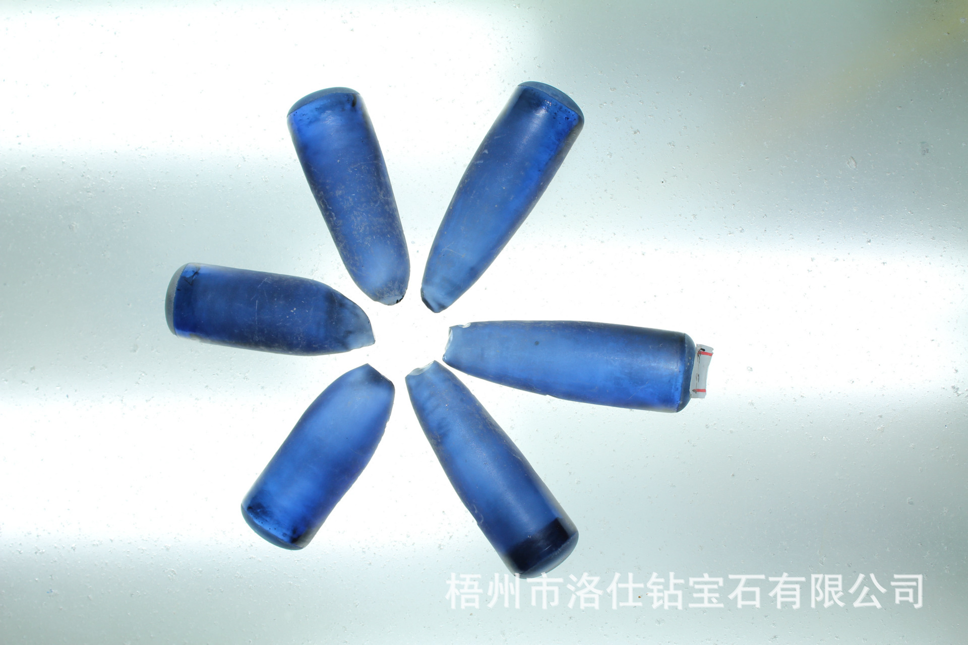 人造宝石的成分是什么呢图片(人造宝石有哪些种类和颜色和大小)