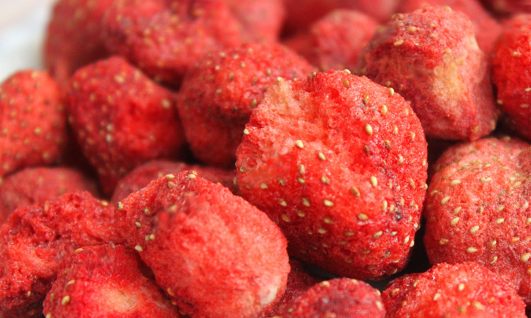 冻干草莓脆供应 休闲食品oem 厂家提供冻干草莓原料及代加工服务