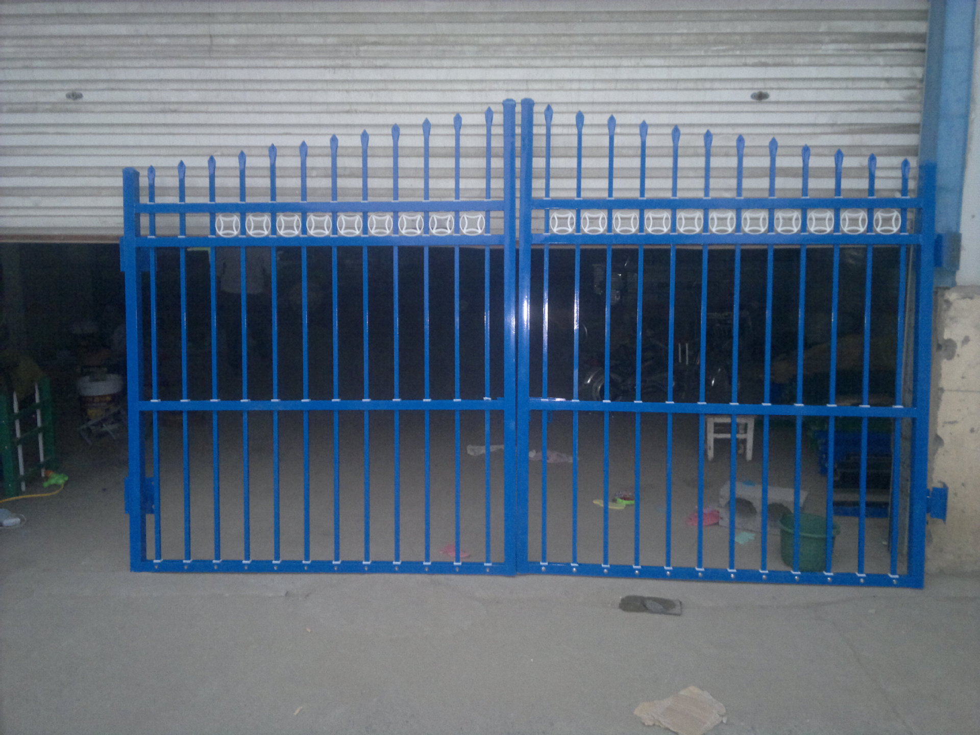 围墙护栏 阳台护栏 百叶窗 楼梯扶手 喷塑护栏 锌钢护栏 伸缩门图片_4