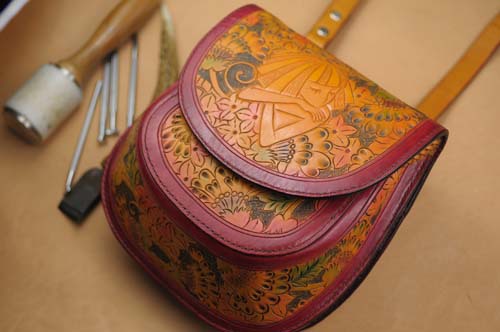 梦里花皮雕斜挎包图片_1