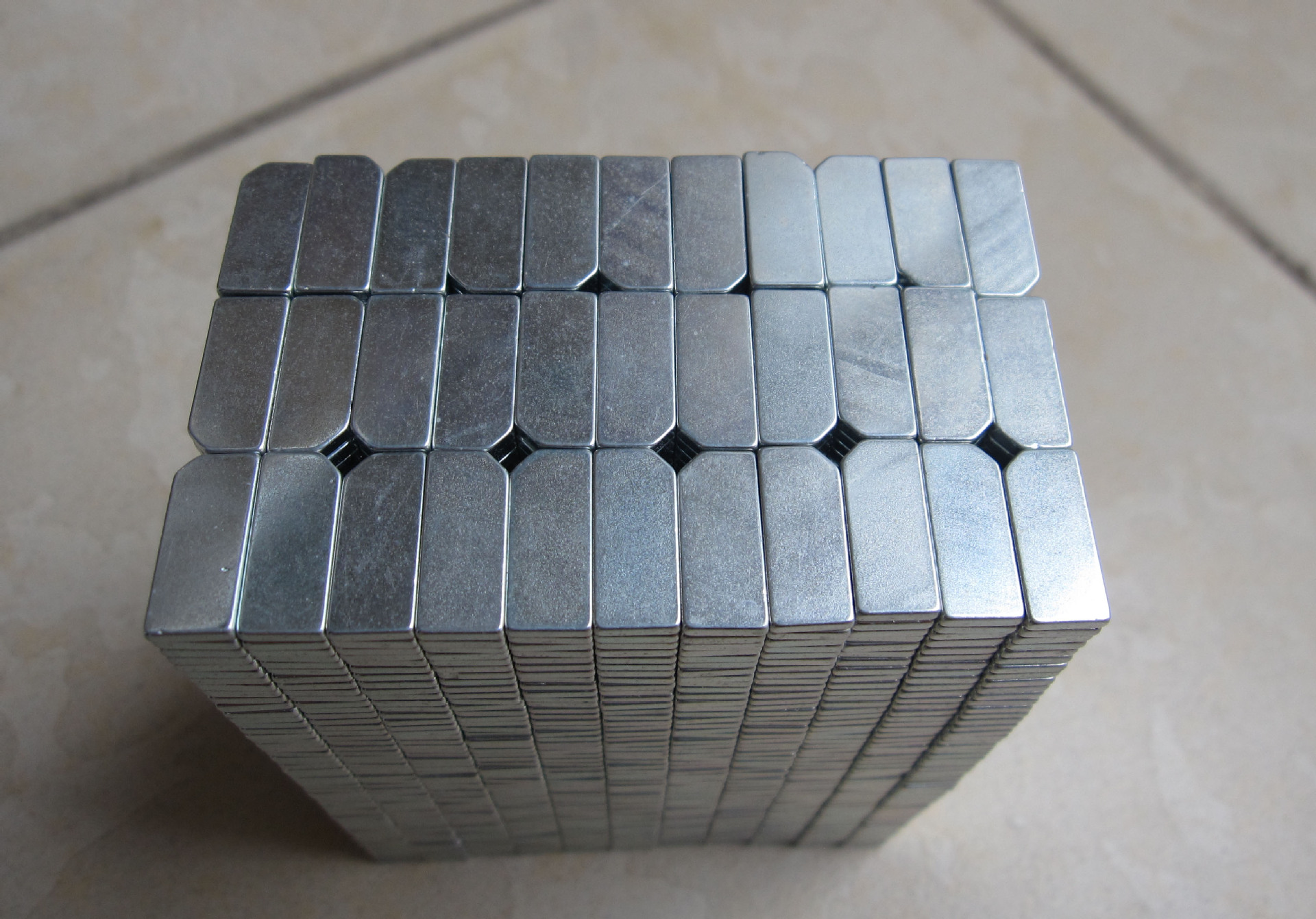 供应异形,缺角,方形钕铁硼强力磁铁.尺寸为:f16*7*2mm