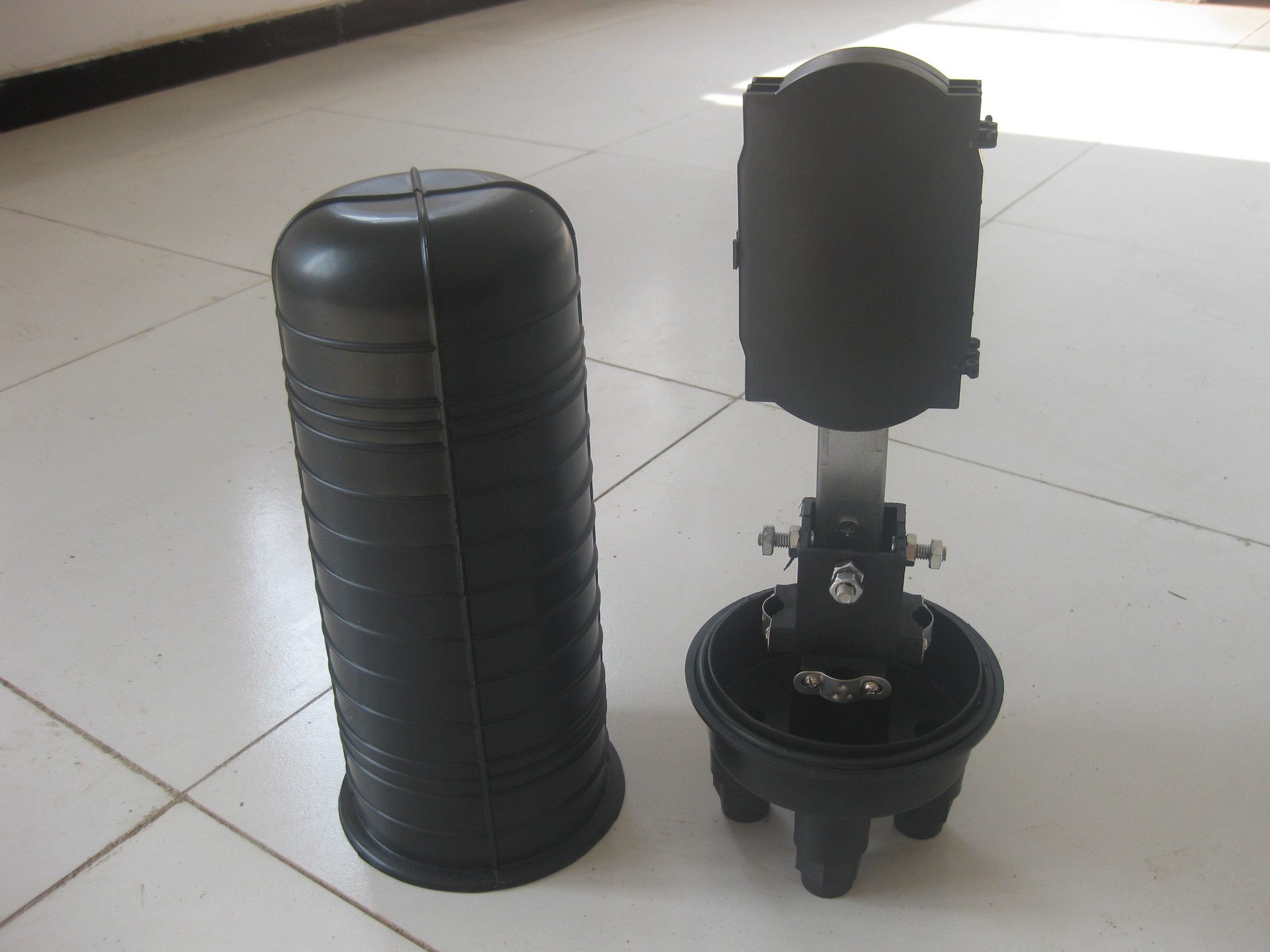 接续盒 室外立式接头盒,常被戏谑成为熔接炮筒,是室外立式防水光缆