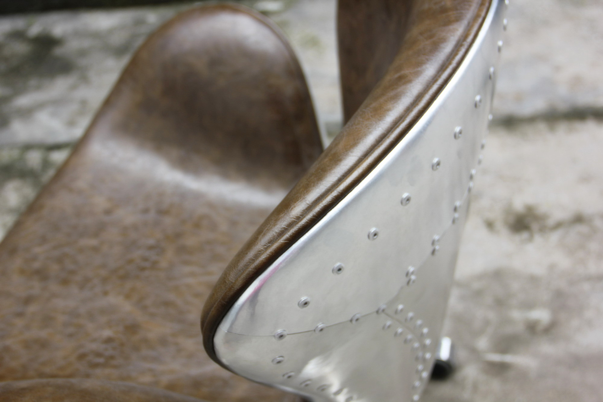 批发供应铝皮有轮子天鹅椅 扪铜片蛋椅