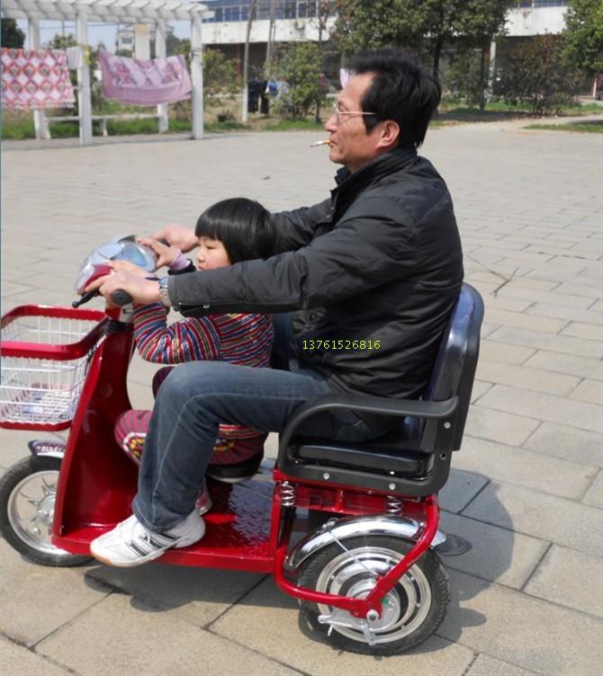 双座电动三轮车接送小孩,可进电梯,家门自由进出,操作方便