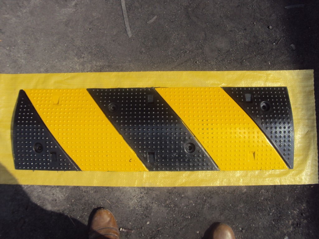 道路缓冲带减速设施 点状减速带 橡胶减速带