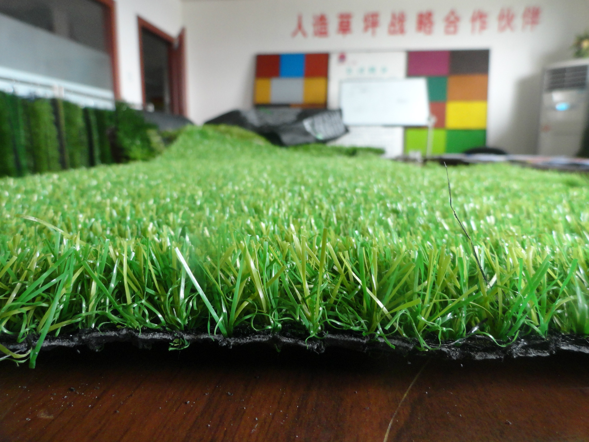 供应湖南优质休闲景观运动人造草坪塑胶跑道硅pu球场epdm颗粒