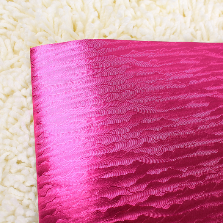 10年厂家供应125克铜板铝箔压纹纸 玫红色水波纹包装纸批发