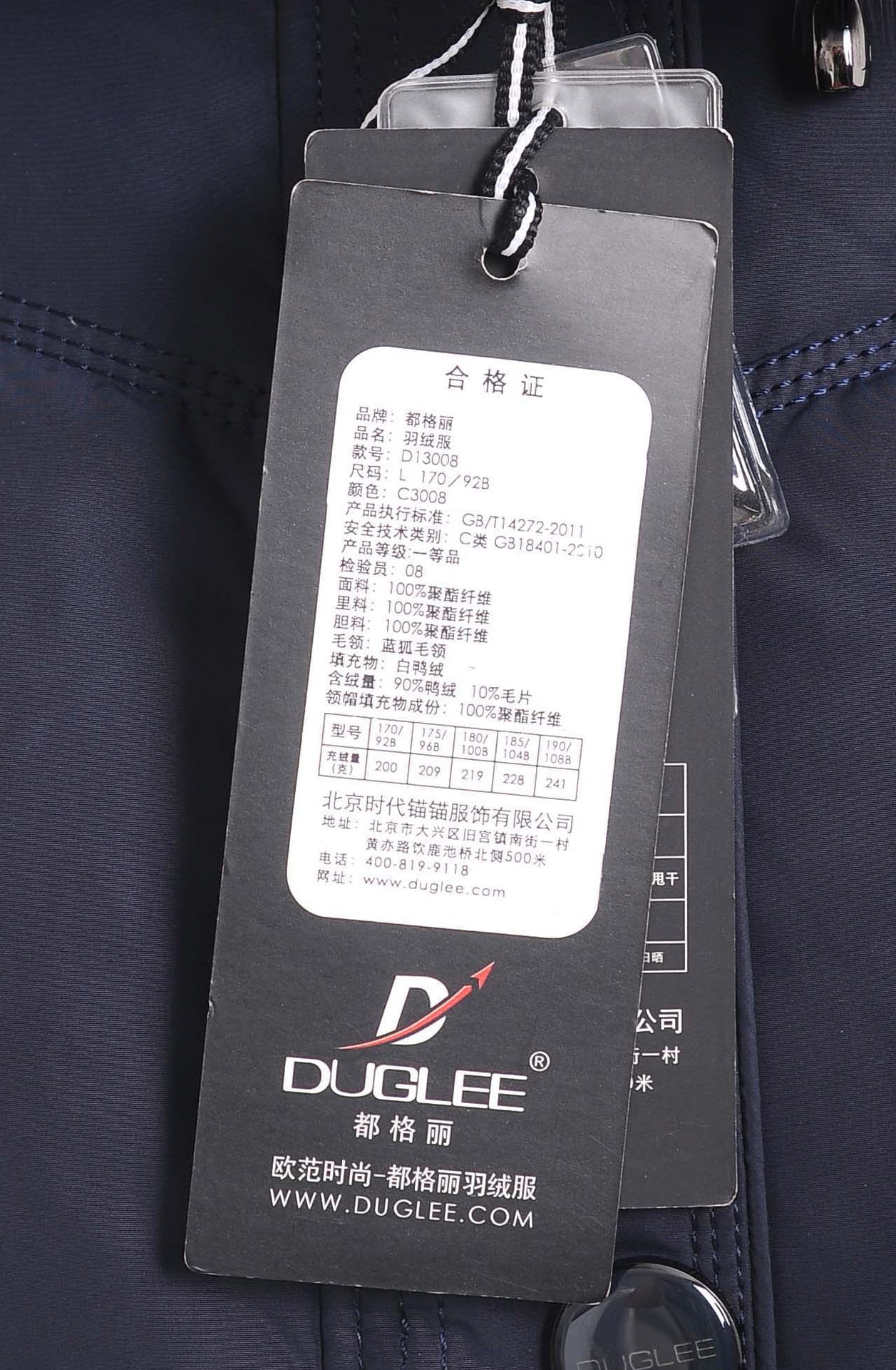 吊牌设计:简单时尚的品牌吊牌,衣服的品质感不言而喻!