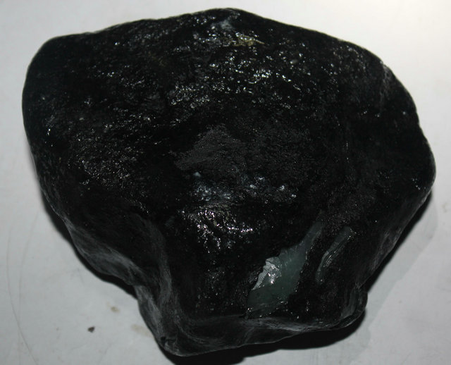 【多利多赌石】翡翠原石 翡翠原石莫弯基黑乌纱重1.35kg