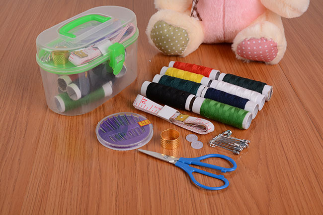 供应l1101 居家万能便携式针线盒针线包 针线缝补套装 扣针 老人礼品