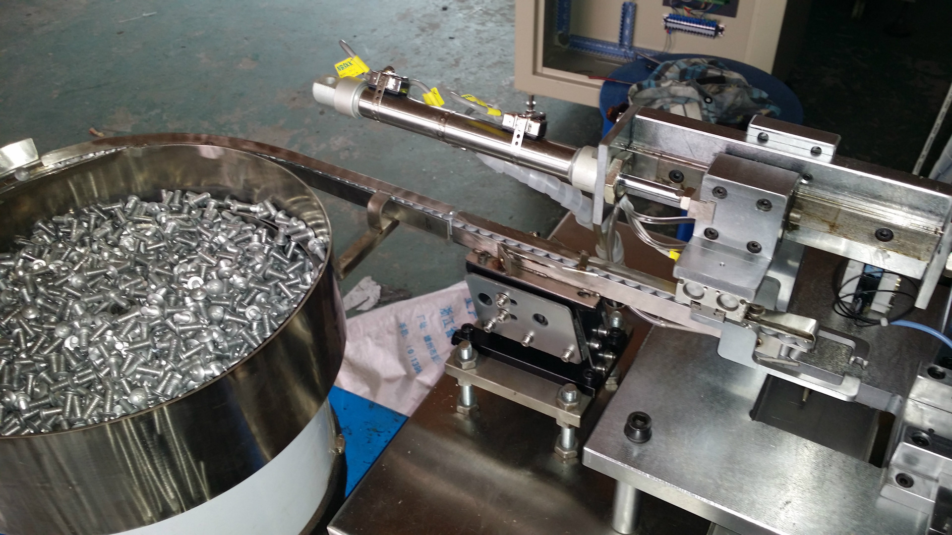 厂家批发供应全自动锁螺丝机拧螺丝机套螺丝机非标螺丝机订制