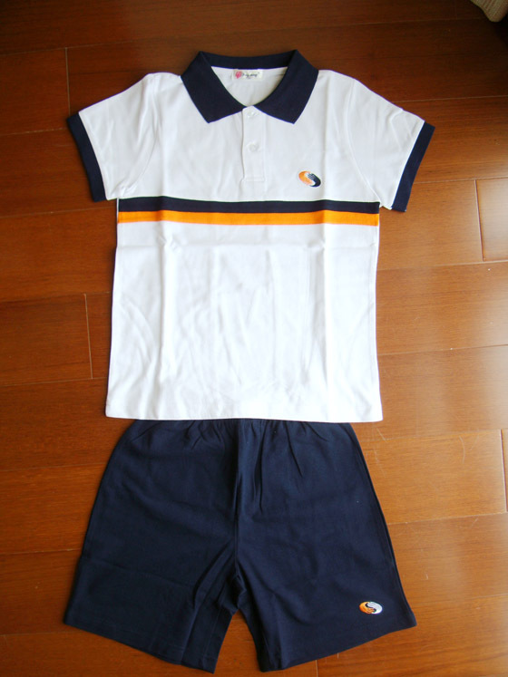 运动风格,体现童真活力  翻领运动款:简单大方,休闲舒适,不失校服的