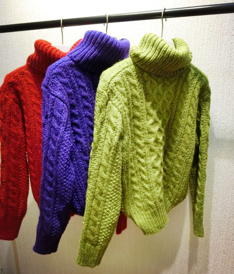 毛衣采用款特种马海毛夹心毛线编织,质感非常好,非常保暖,衣服给人一