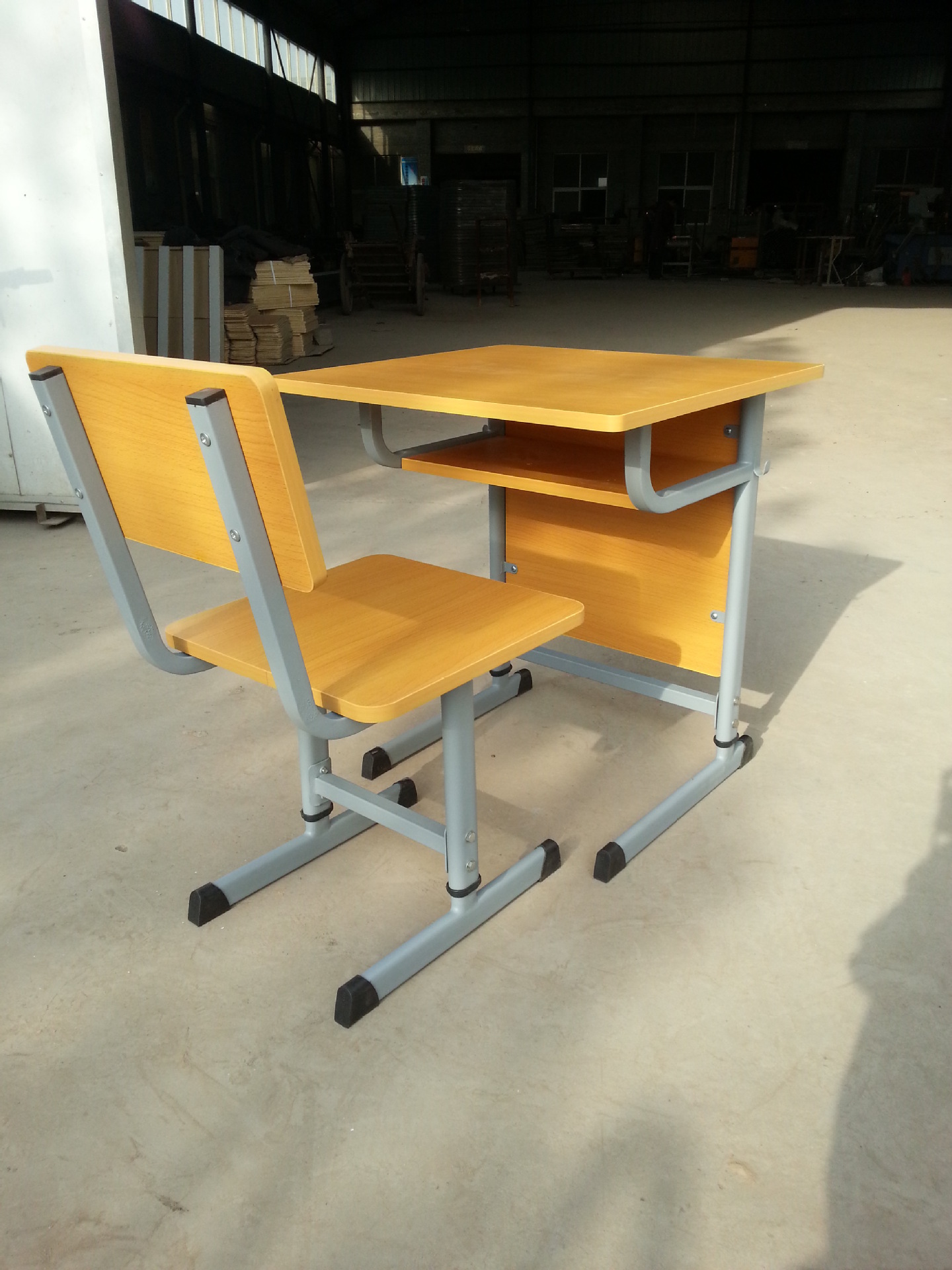 厂家供应学生双人升降课桌凳 郑州 洛阳 新乡 山西校用课桌椅批发