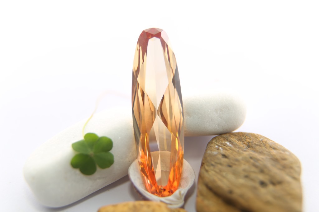 供应梧州人工宝石加长蛋形香槟色锆石