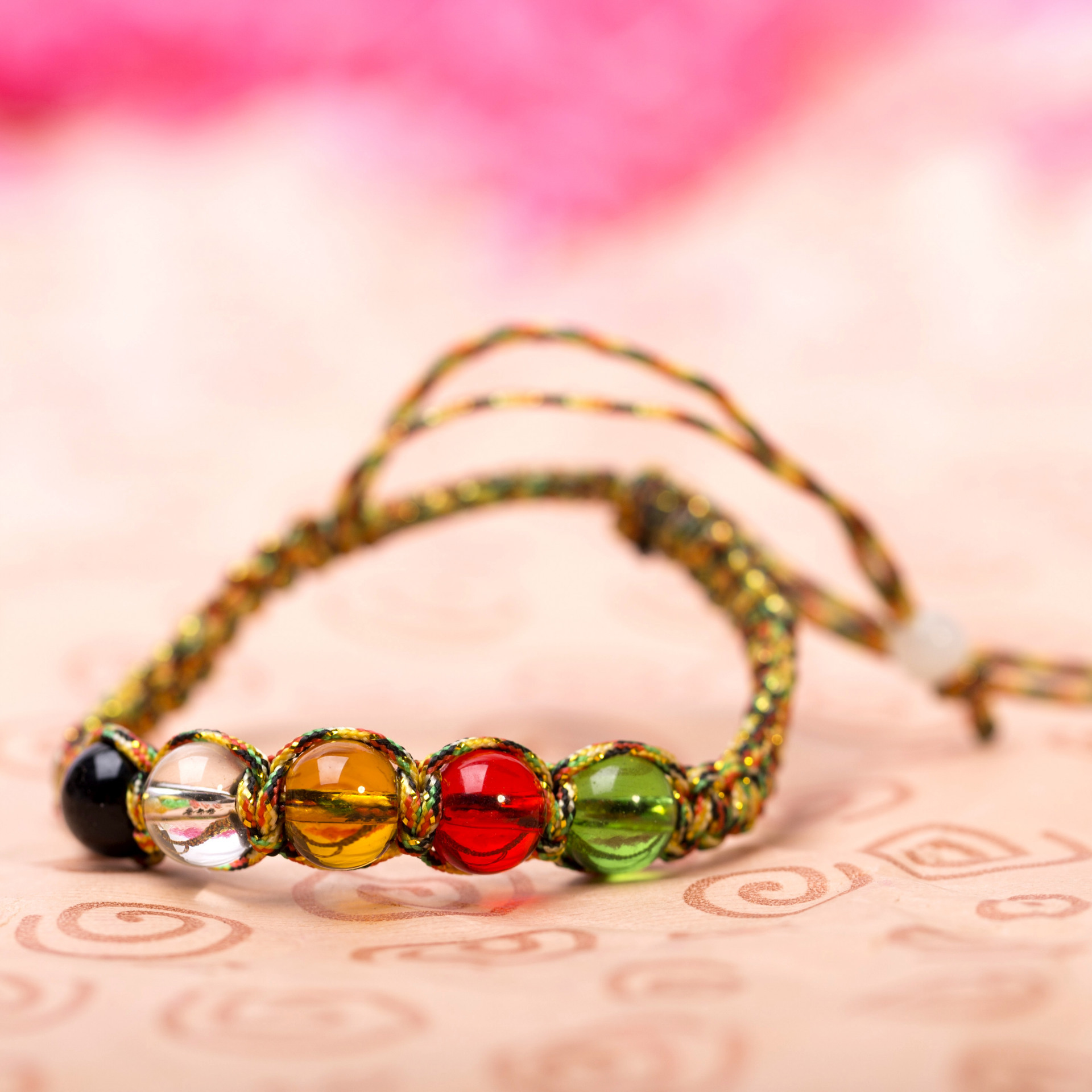 地摊货源热卖 手工编织五彩珠红绳 彩色玻璃球手链 2元店饰品批发