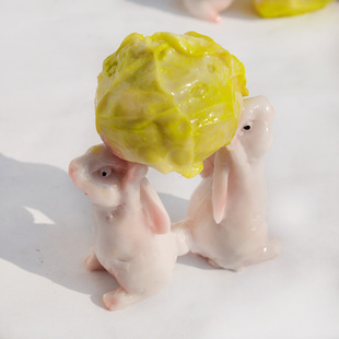 做旧树脂抱包菜白菜兔子 树脂工艺品摆件 微景观装饰品b0145