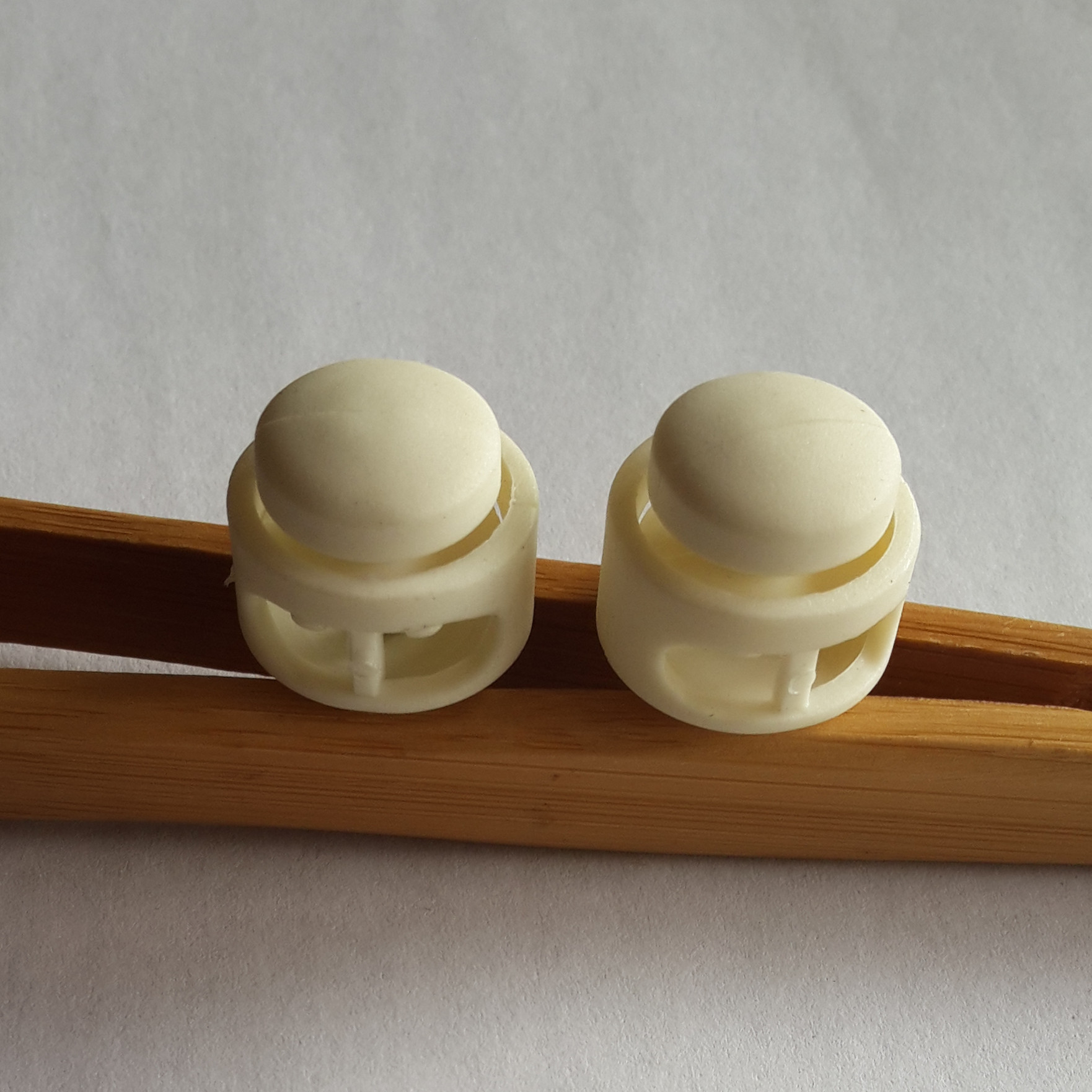 现货小批白色尼龙圆柱型弹簧绳扣塑料