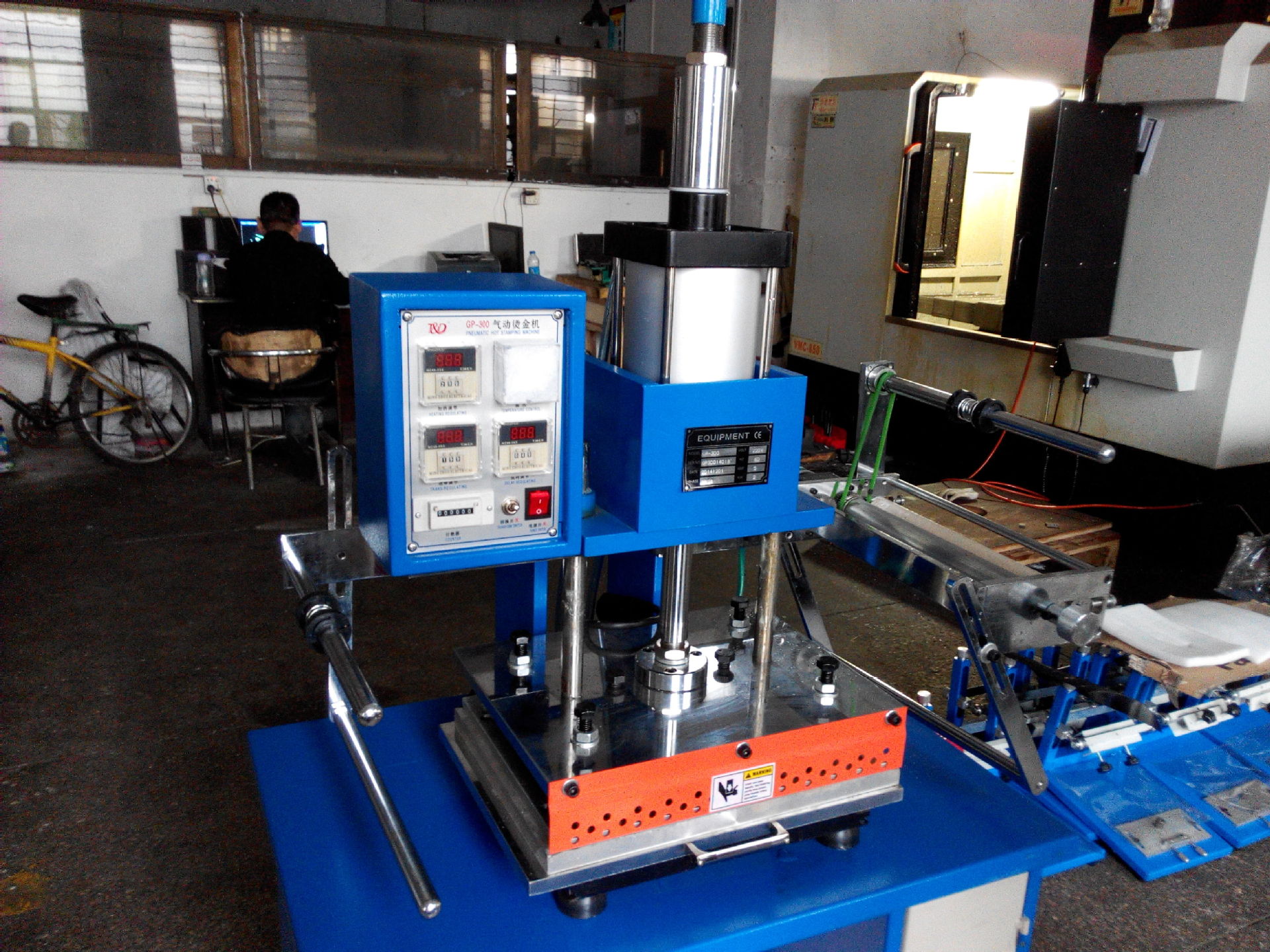 供应烫金机皮革纸品烫印机自动卷膜压痕烫金机保修