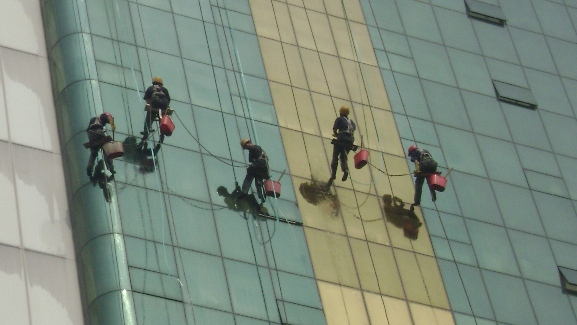 靖江玻璃清洗行业动态:新技术助力环保高效