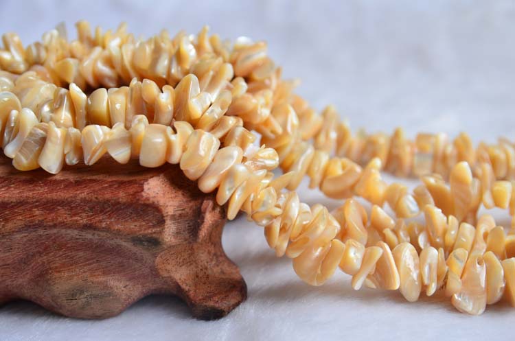 【批发供应 灰贝砗磲碎石半成品 90厘米 打孔碎料